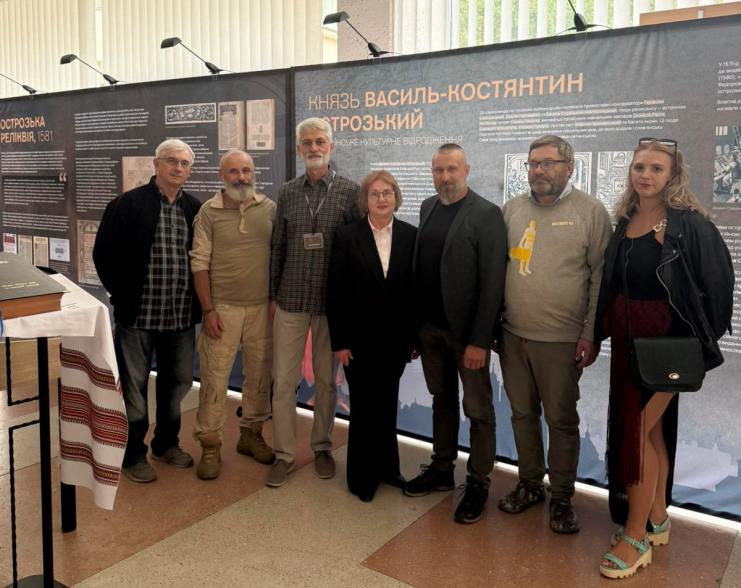 Організатори показу фільму Скарб князя Острозького, у центрі фото - А. Дворницький, Е. Бистрицька, С. Шараєвський